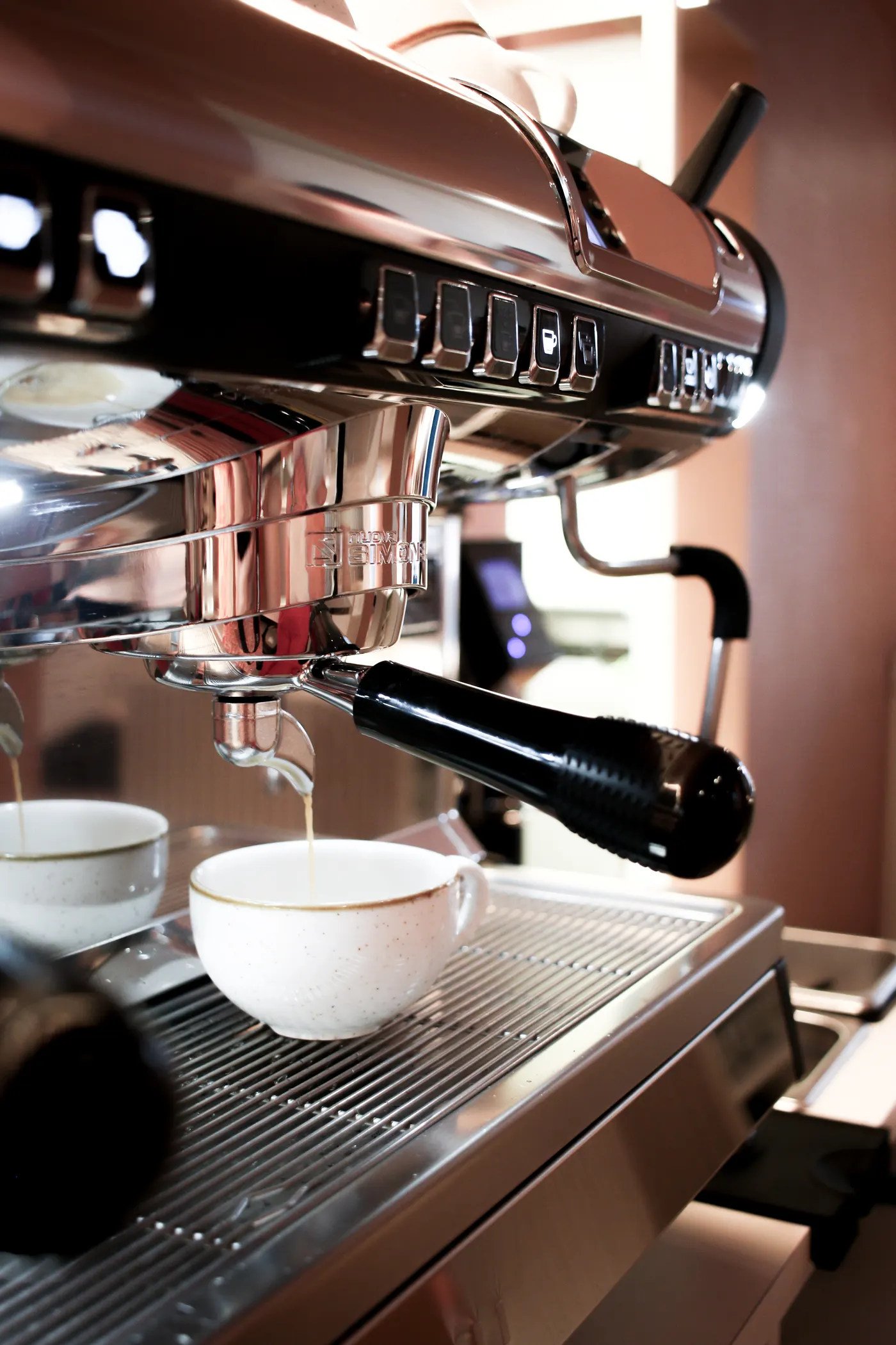 Een kopje espresso onder de koffiemachine